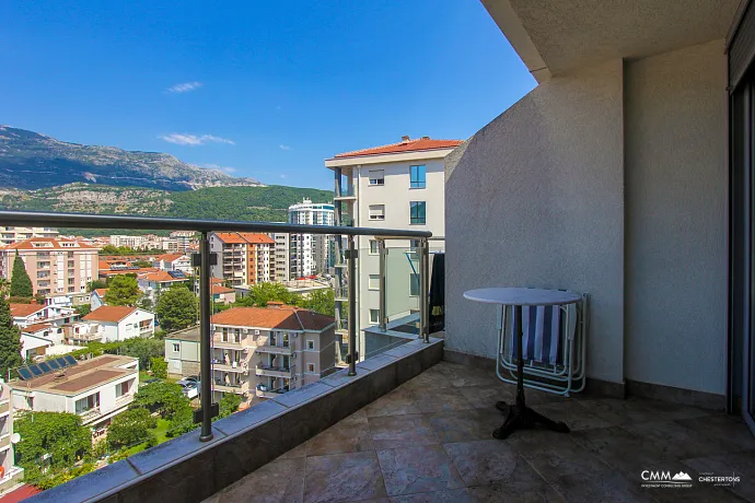 Budva'da satılık şehir manzaralı geniş bir daire