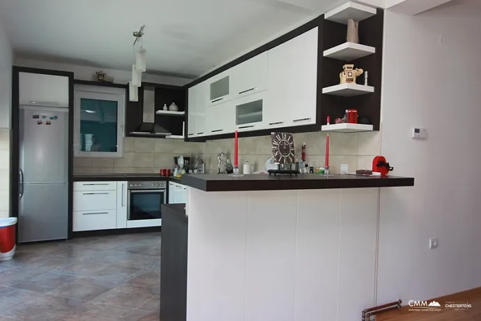Stoliv'de denizden bir adım uzaklıkta lüks apartmanlı ev!