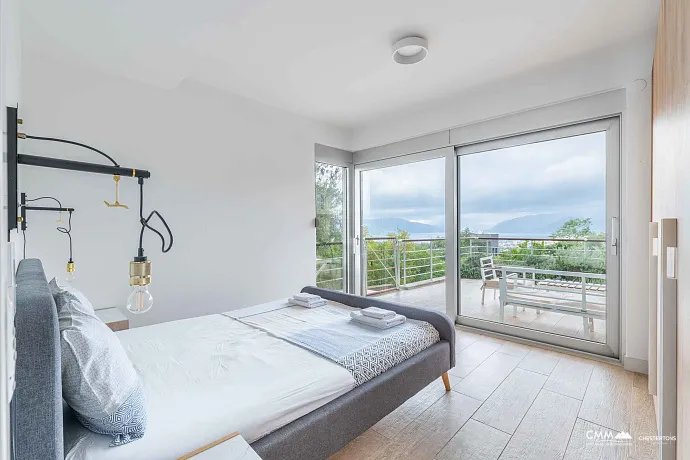 Satılık: Deniz Manzaralı, 40 m² Teraslı, Üç Yatak Odalı Geniş Daire
