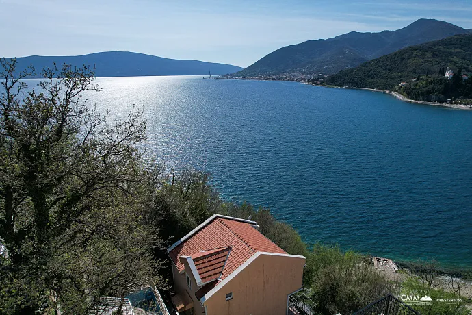 Lepetani'de deniz manzaralı rahat villa