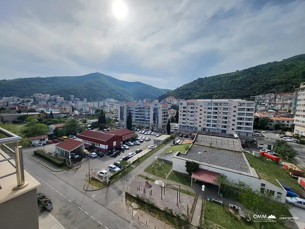 Budva'da iki yatak odalı ve garajlı daire