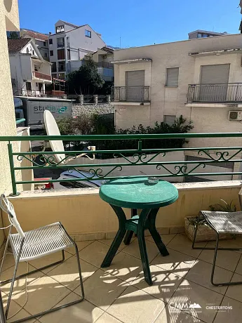 Becici'de geniş 2 yatak odalı daire