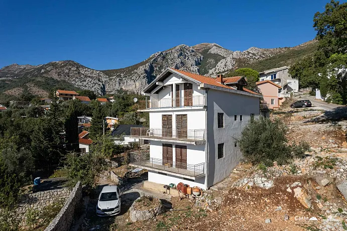 Ratac, Bar’da 1.600 m² arsalı ev — yaklaşık 350 m²