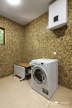 Yüzme havuzlu kompleks içinde modern villa