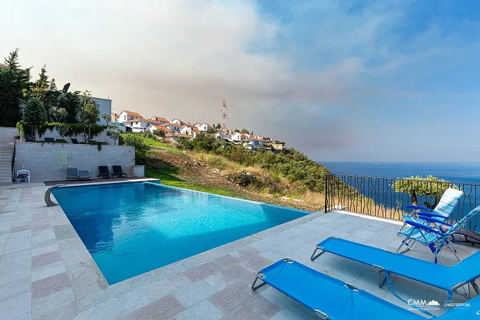 Havuzlu sitede üç odalı daire, Blizikuće