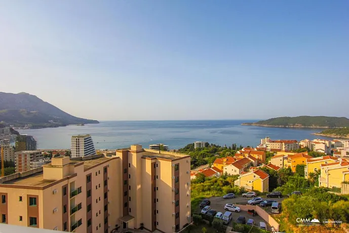 Panoramik deniz manzaralı Bechichi'de çatı katı satışı için