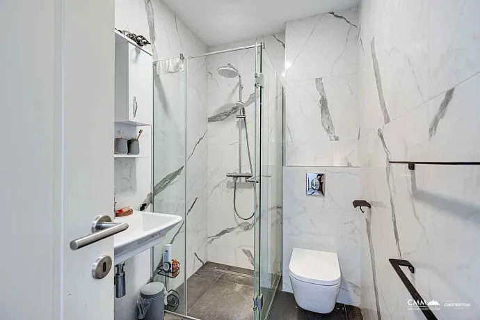 Bečići'de Modern ve Tamamen Eşyalı Satılık Daire