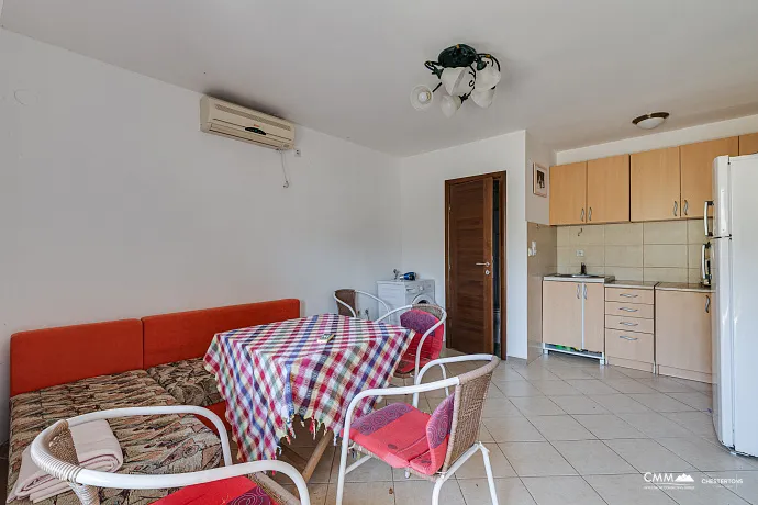 Lepetani'de deniz manzaralı rahat villa