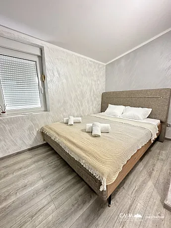 Budva'da deniz manzaralı iki yatak odalı daire