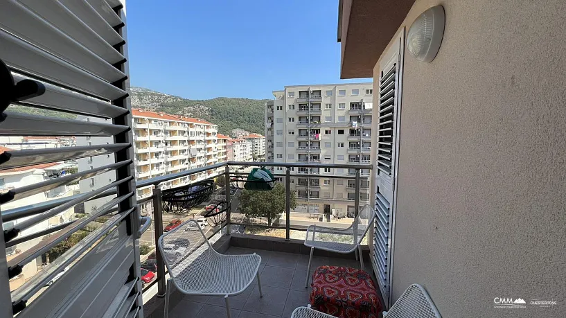 Budva'da iki yatak odalı daire