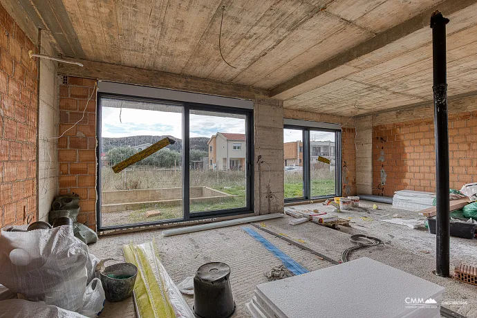 Bar’da Teraslı ve 3 Yatak Odalı Modern Ev