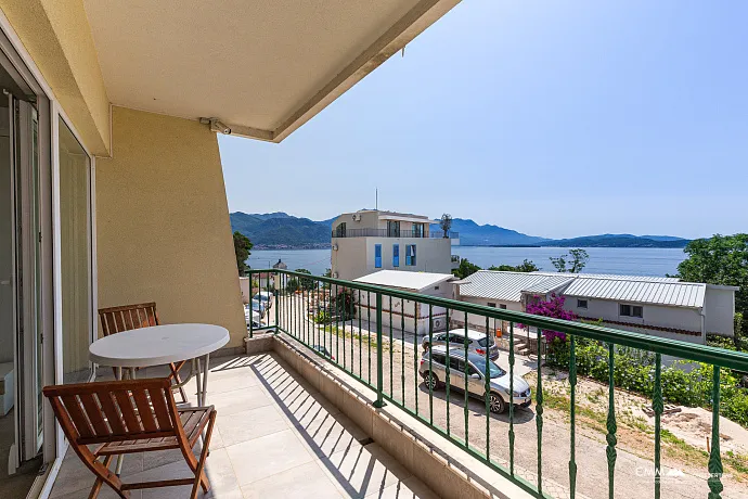 Deniz Manzaralı Daire, Bijela