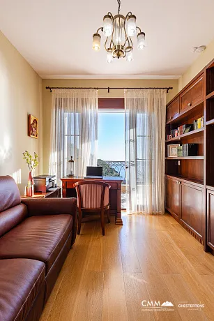 Panoramik deniz manzaralı lüks bir villada zarafet ve huzur.