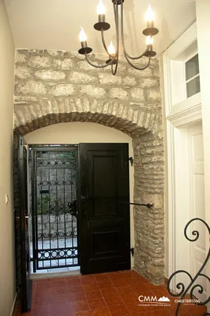 Birinci sıradaki koyda villa