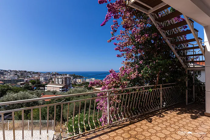 Dobra Voda'da panoramik deniz manzaralı ev
