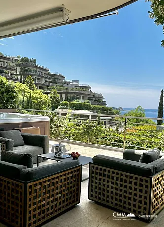 Budva'da deniz manzaralı lüks daire