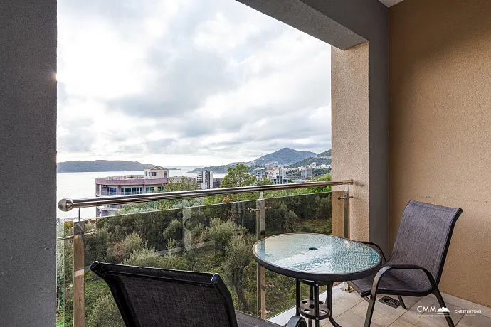 Reževići’de denize sıfır konumda bulunan 450 m²’lik özel bir arsa