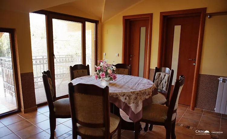 Krimovice'de yüzme havuzları ve geniş bir arsa ile iki Villa