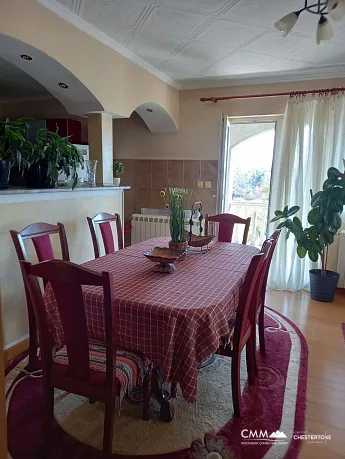Tivat'taki Üç Yönlendirici Geniş Ev