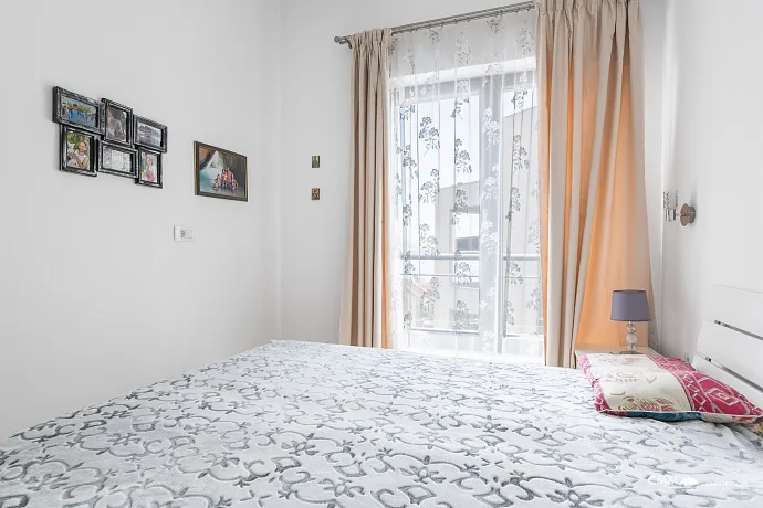 Bečići'de Panoramik Deniz Manzaralı 59 m² Modern Daire