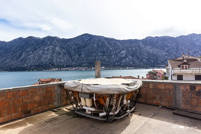 Kotor Körfezi manzaralı üç katlı ev