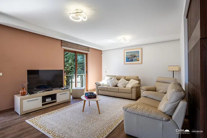 Yüzme havuzlu kompleks içinde modern villa