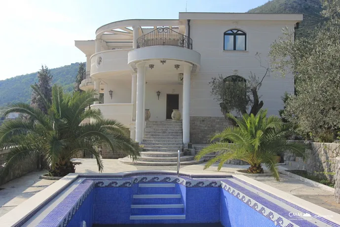 Petrovac'ta havuzlu aydınlık villa