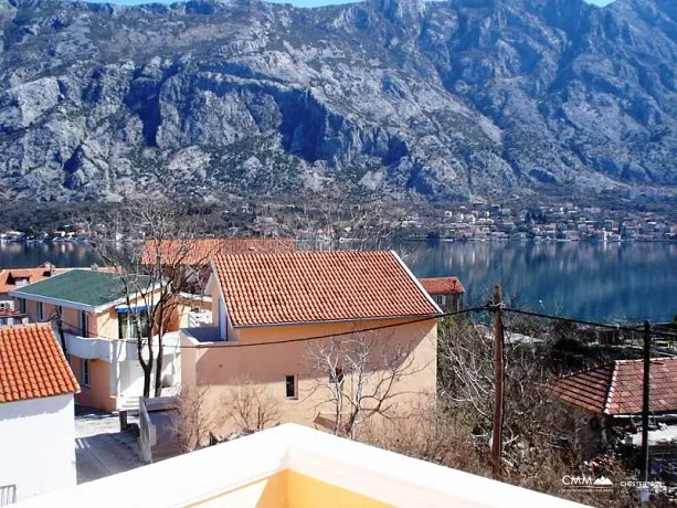 Kotor'un güzel bir bölgesinde daireler