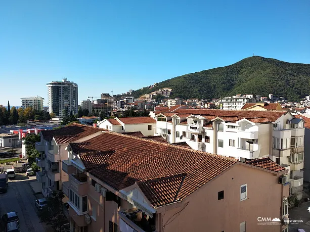 Budva'da denize yakın iki yatak odalı yeni bir evde merkezde daire