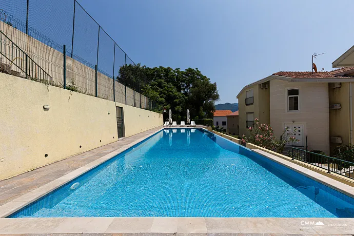 Deniz Manzaralı Daire, Bijela