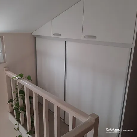Güzel bir avluya sahip geniş iki katlı ev