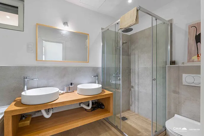 Satılık: Deniz Manzaralı, 40 m² Teraslı, Üç Yatak Odalı Geniş Daire