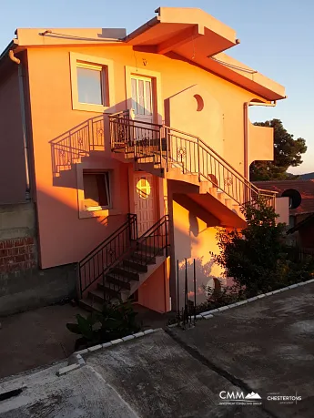 Bar yakınında üç katlı ev