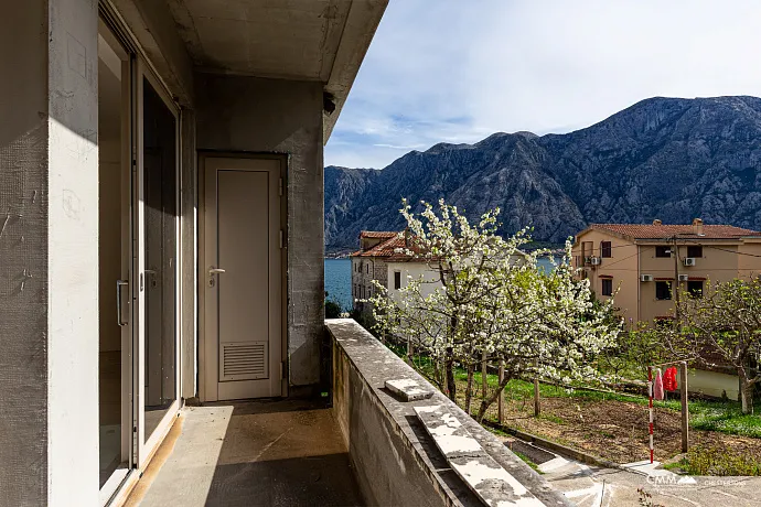 Kotor Körfezi manzaralı üç katlı ev
