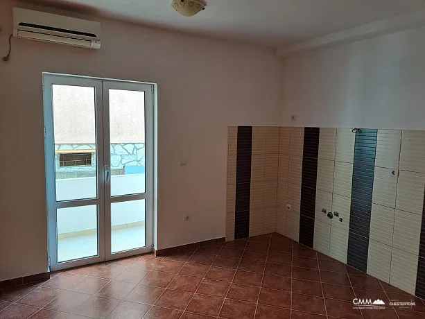 Bijela'da denize sadece 200 metre mesafede tek yatak odalı daire