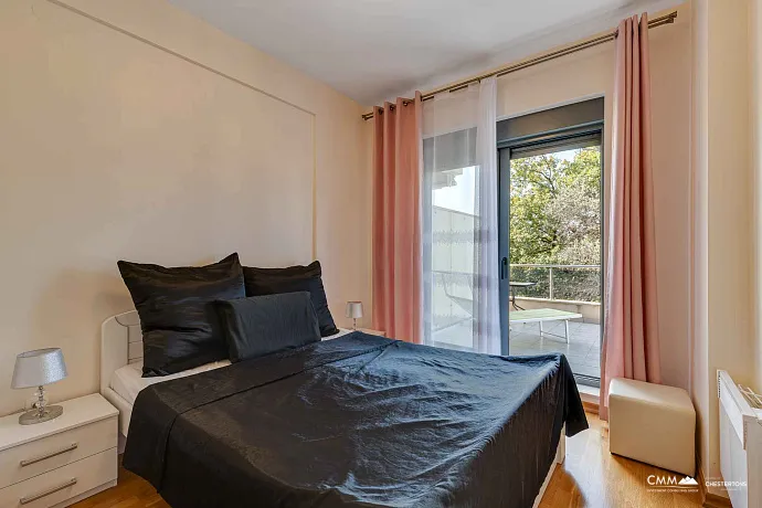 Bečići'de Geniş Teraslı, Garajlı Modern 1+1 Daire