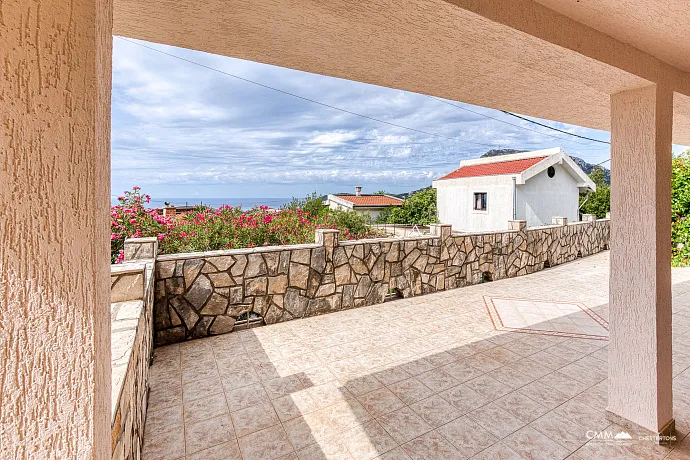 Deniz manzaralı panoramik bir Sutomore evi 120 m2