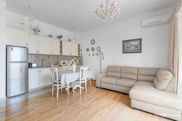 Bečići'de Panoramik Deniz Manzaralı 59 m² Modern Daire