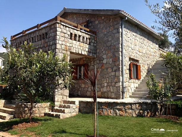 Lustica yarımadasında deniz kenarında villa