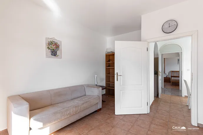 Bigovo’da Deniz Kenarında Geniş Daire — Teraslı ve Muhteşem Deniz Manzaralı