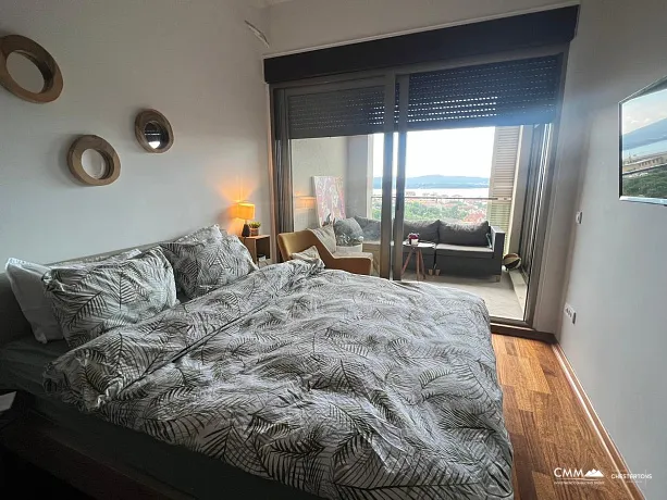 Tivat, Mažina Bölgesinde Deniz Manzaralı Geniş Daire