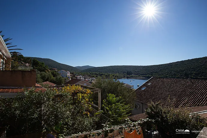 Bigovo’da Deniz Kenarında Geniş Daire — Teraslı ve Muhteşem Deniz Manzaralı
