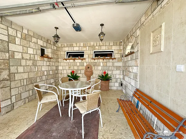 Lustica Bay yakınında havuz ve spa bulunan mini otel