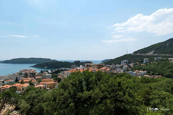 Yeni bir binada deniz manzaralı ve garaj alanına sahip, mobilyalı tek yatak odalı daire