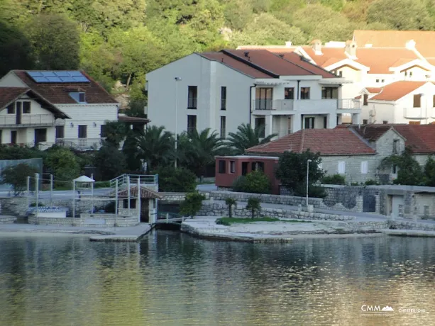 Kotor'da deniz manzaralı villa