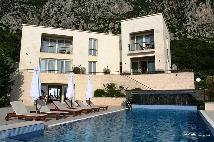 Budva'da havuzlu villa