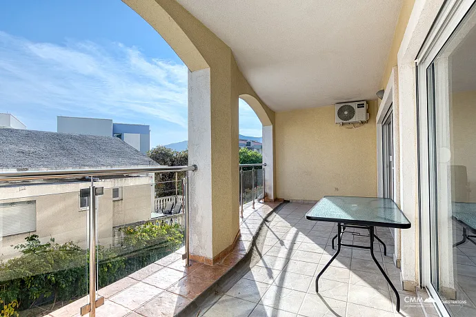 BUDVA’DA GARAJLI VE TESLA ŞARJ CİHAZLI GENİŞ, TAM DONANIMLI DAİRE