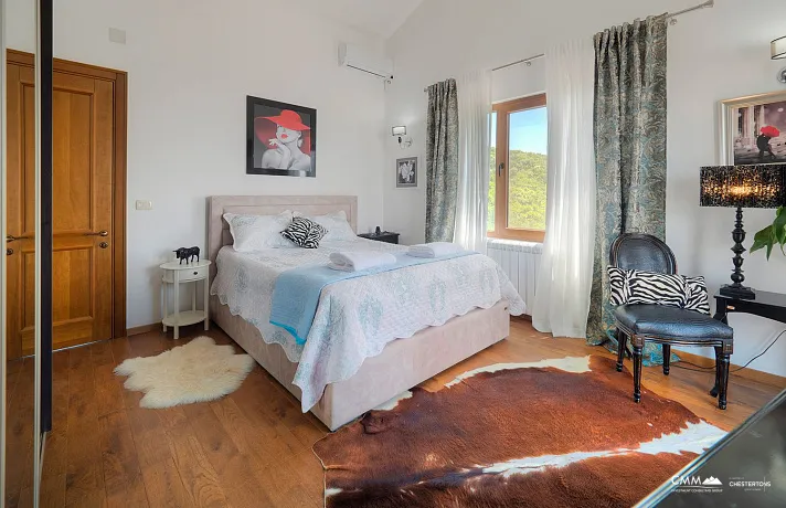 Panoramik deniz manzaralı ve havuzlu lüks villa
