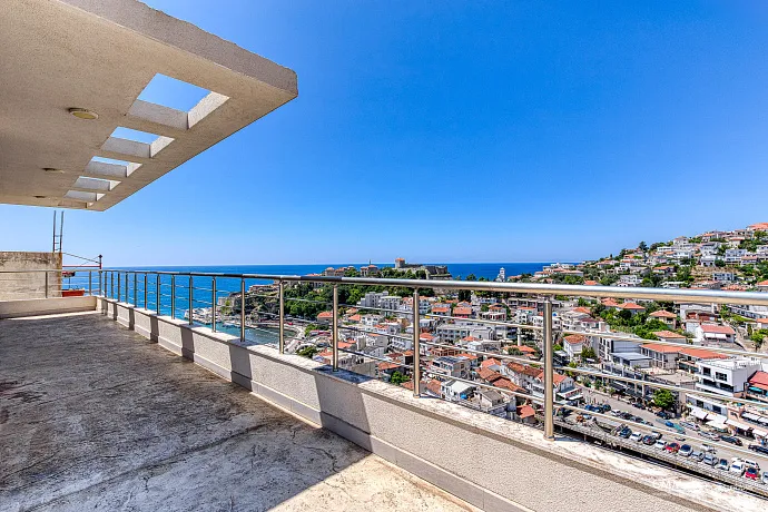 Ulcinj'de deniz manzaralı çatı katı