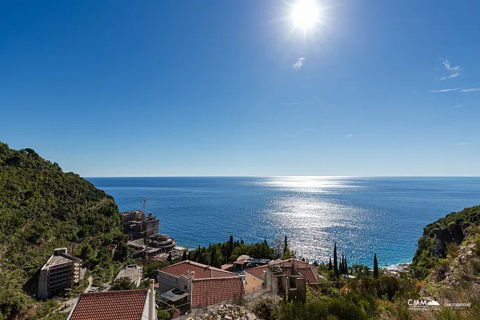 Panoramik deniz manzaralı lüks bir villada zarafet ve huzur.